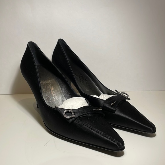 Salvatore Ferragamo Black Pumps - Picture 1 of 6